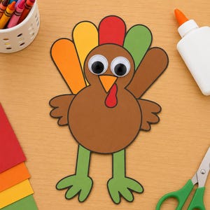 Peut inclure: Un dindon en papier réalisé avec du papier cartonné marron, orange, jaune, rouge et vert, doté de deux grands yeux mobiles, d'un bec orange et d'une caroncule rouge. Il est entouré d'un pot à crayons blanc, d'une colle et de ciseaux verts.