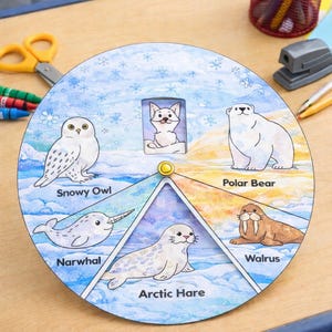 Puede incluir: Un rompecabezas circular de madera con animales árticos. El rompecabezas incluye un búho nival, un narval, una liebre ártica, una morsa y un oso polar, con un zorro en el centro. El fondo es azul claro con ilustraciones de copos de nieve.