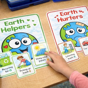 以下が含まれることがあります： 地球のイラストが描かれた教育用ポスター。1つは「Earth Helpers」、もう1つは「Earth Hurters」と書かれています。リサイクル、ソーラーパネルの使用、排気ガスなどの行動を示すカード。木製のテーブルの上にあります。