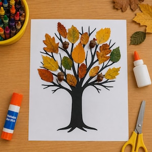 Op de afbeelding: Een wit vel papier met een zwart silhouet van een boom, versierd met diverse kleurrijke herfstbladeren en kleine bruine eikels. Rondom het papier liggen een gele kom met kleurpotloden, een lijmstift, een witte lijmfles en een gele schaar.