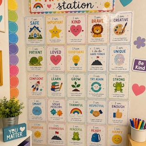 Op de afbeelding: Een Affirmation Station wanddisplay met een grote koptekst en vijfentwintig individuele rechthoekige kaarten. Elke kaart bevat een positieve uitspraak, een kleurrijke illustratie en beschrijvende tekst. De kaarten zijn in een rasterpatroon gerangschikt.