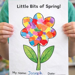 Könnte beinhalten: Ein Kind hält ein weißes Papier mit einer bunten Blumenzeichnung. Die Blütenblätter der Blume sind mit verschiedenfarbigen Papierquadraten gefüllt. Der Stiel und die Blätter sind grün. Der Text "Little Bits of Spring!" steht oben.