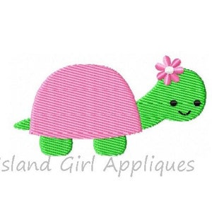 Puede incluir: Una tortuga verde con un caparazón rosa y una flor rosa en la cabeza. La tortuga tiene una cara sonriente.