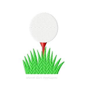 Peut inclure: Illustration brodée d'une balle de golf blanche sur un tee rouge, au-dessus d'herbe verte. Le design simple est idéal pour les amateurs de golf. Le texte "Island Girl Appliques" est en bas.