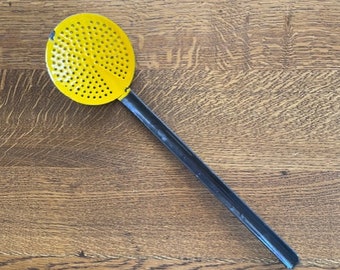 Vintage Yellow Enamel Skimmer – Long Handled Kitchen Strainer - Long Handled Enamerware Skimmer