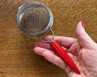 Small Kitchen Bakelite Handle Strainer - Vintage Kitchen Handheld Mesh Strainer - Vintage Kitchen Decor