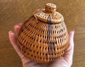 Cesta de ofrendas indonesia antigua - Cesta pequeña de Lombok con tapa - Cestas de colección