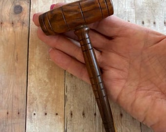 Mazo de madera pequeño hecho a mano - Mazo de subastador de madera torneada vintage - Decoración vintage para el hogar