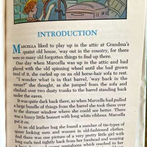 Puede incluir: Una ilustraci&oacute;n vintage de un libro que muestra a una ni&ntilde;a jugando en un &aacute;tico. La ni&ntilde;a lleva un vestido rojo y est&aacute; de pie cerca de una rueca y un barril. El texto en la p&aacute;gina dice: "A Marcella le gustaba jugar en el &aacute;tico de la abuela, en el campo, porque all&iacute; hab&iacute;a muchas cosas viejas y olvidadas que encontrar."
