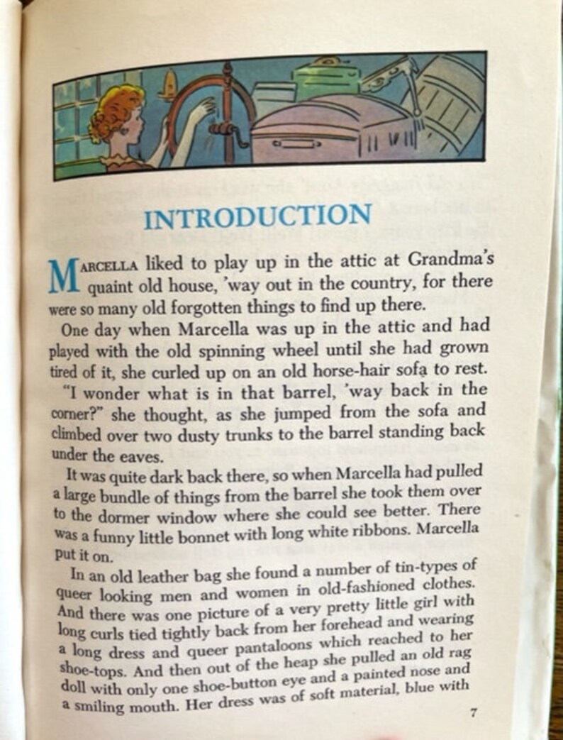 Puede incluir: Una ilustraci&oacute;n vintage de un libro que muestra a una ni&ntilde;a jugando en un &aacute;tico. La ni&ntilde;a lleva un vestido rojo y est&aacute; de pie cerca de una rueca y un barril. El texto en la p&aacute;gina dice: "A Marcella le gustaba jugar en el &aacute;tico de la abuela, en el campo, porque all&iacute; hab&iacute;a muchas cosas viejas y olvidadas que encontrar."