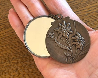 Espejo corredizo francés antiguo de estilo Art Nouveau - Diseño floral repousse - Espejo de bolsillo Chatelaine de plata antigua