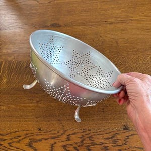 Vintage Aluminum Star Colander - Tabletop Footed Metal Strainer - Vintage Kitchen Decor