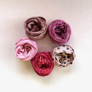 Próbnik jedwabiu Sari w 5 kolorach - Wstążka Sari z recyklingu w odcieniach różu - 5 kolorów różu, 2 jardy każdy, łącznie 10 jardów, wstążka do dziennika zdjęcie 1