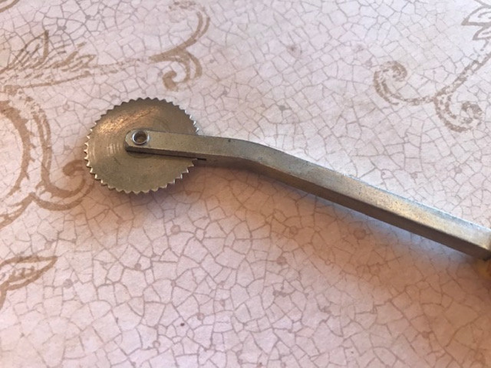 Vintage Sewing Tracing Wheel Bakelite Handled Marking Wheel Etsy