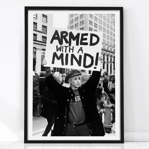 Armed with a Mind, Feministisches Poster, Aktivistin Poster, Frauenprotest Druck, Feministische Wandkunst, Schwarzweißdruck, feministische Fotografie Kunst