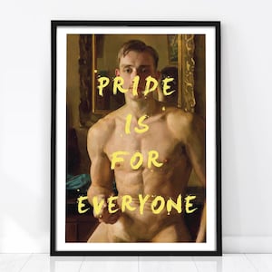 Op de afbeelding: Een ingelijste kunstdruk met een olieverfschilderij in klassieke stijl van een persoon met een lichte huid zonder shirt. De gele tekst PRIDE IS FOR EVERYONE staat eroverheen. Het kunstwerk zit in een zwarte lijst aan een witte muur.