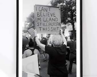 Impresión de una activista mayor, póster de protesta feminista, impresión fotográfica en blanco y negro, protestando, empoderamiento femenino, decoración de pared para apartamento