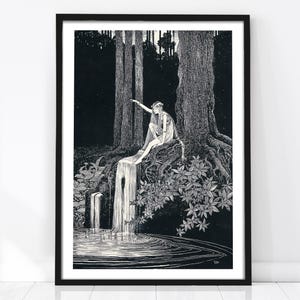 Op de afbeelding: Een zwart-witte inktillustratie in een zwarte lijst met een figuur met lang haar die op een boomwortel bij een waterval zit. De scène toont dichte bosbomen op de achtergrond, gedetailleerd gebladerte en rimpelingen op het wateroppervlak.