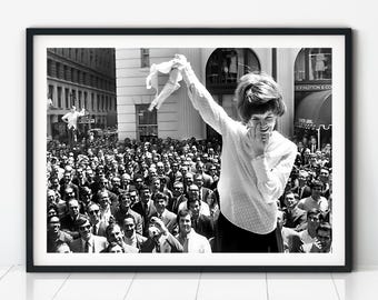 Estampado feminista del movimiento "Sin sujetador", cartel de protesta feminista, fotografía vintage en blanco y negro, arte de liberación femenina, arte mural activista.