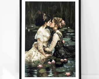 Puede incluir: Una lámina de arte enmarcada que muestra a dos personas con vestidos de encaje, uno crema y otro negro, besándose en un estanque oscuro lleno de nenúfares verdes y flores rosas. La escena se desarrolla frente a un fondo de juncos altos.