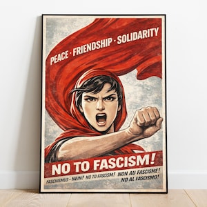 Könnte beinhalten: Ein Plakat mit einer Person mit rotem Kopftuch und erhobener Faust. Der Text lautet PEACE, FRIENDSHIP, SOLIDARITY, NO TO FASCISM!, FASCHISMUS-NEIN!, NO TO FASCISM!, NON AU FASCISME! und NO AL FASCISMO! vor einem strukturierten Hintergrund.