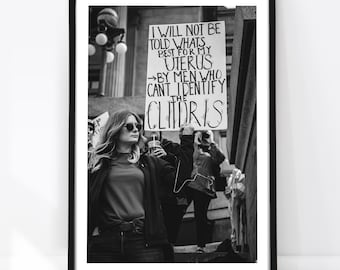 Lámina feminista con eslogan de protesta, lámina fotográfica de protesta, fotografía en blanco y negro, póster sobre los derechos de las mujeres, lámina activista