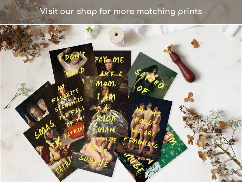 Puede incluir: Un conjunto de 10 impresiones de arte que presentan pinturas famosas con superposiciones de texto humor&iacute;stico en amarillo. Las impresiones presentan una variedad de temas, incluyendo mujeres, hombres y parejas. El texto en las impresiones incluye frases como "No necesito", "Paga me", "Mam&aacute;, soy un hombre rico", "Safo de", "En esta casa somos feministas" y "Smas the patriaf".