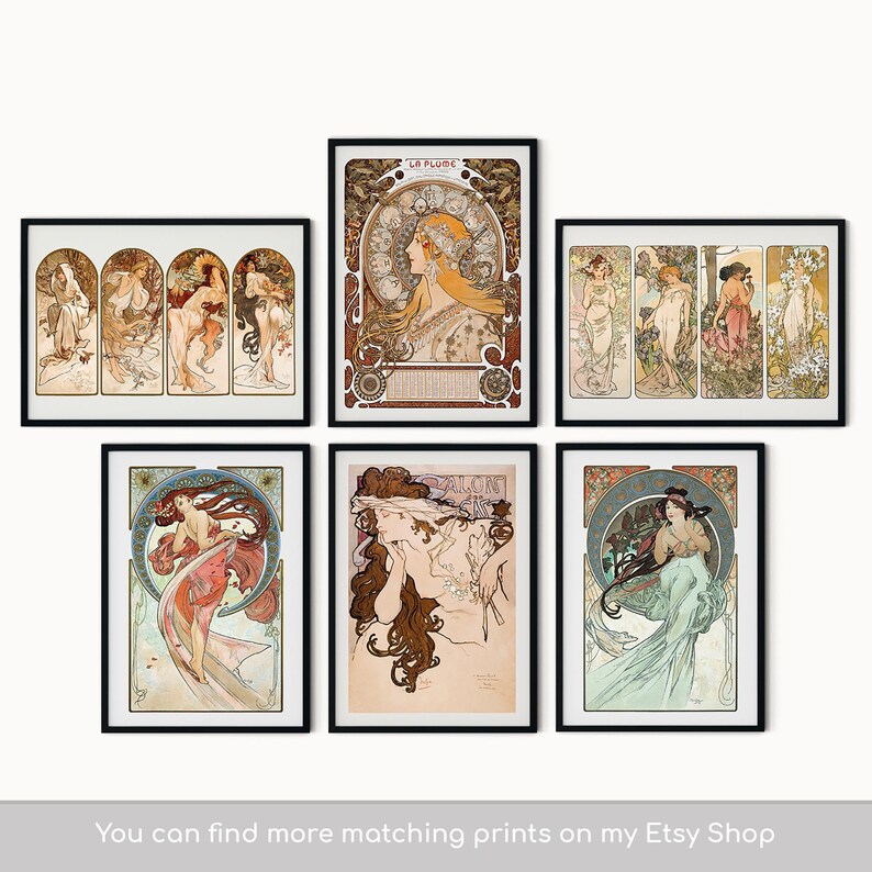 Puede incluir: Seis grabados enmarcados de estilo art nouveau que representan a mujeres elegantes con vestidos fluidos, con dise&ntilde;os florales y geom&eacute;tricos ornamentados. Los grabados muestran una paleta de tonos c&aacute;lidos, con toques de azul, rojo y dorado. El texto "LA PLUME" es visible en un grabado.
