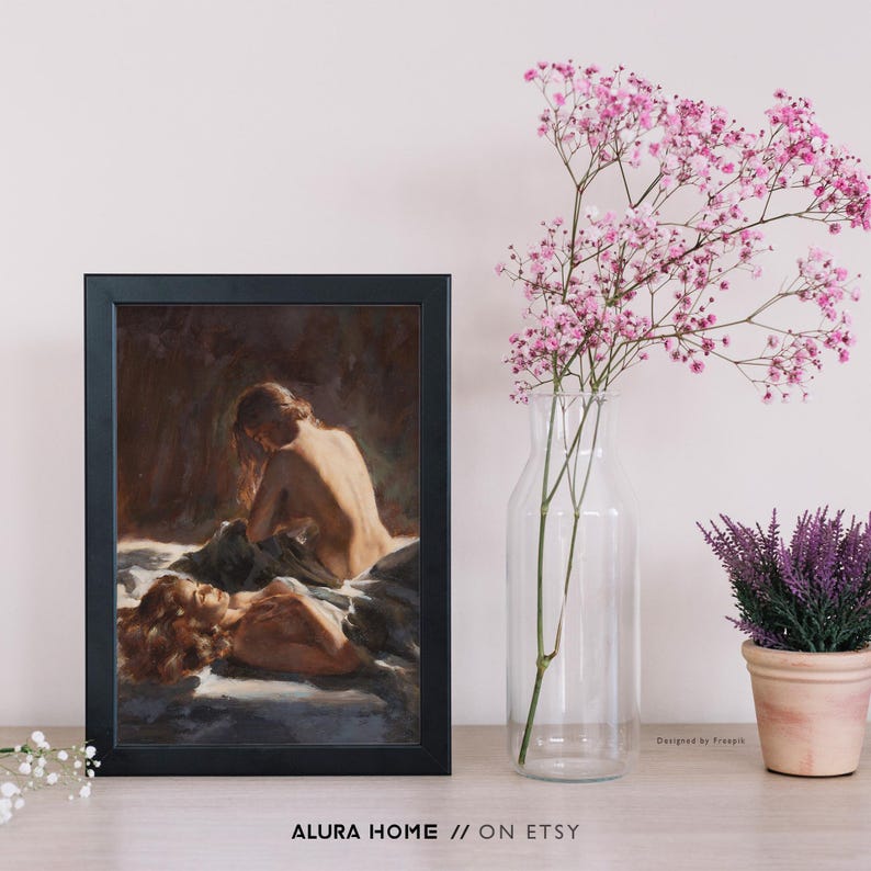 Pode incluir: Uma obra de arte emoldurada com uma borda preta, apresentando uma pintura cl&aacute;ssica de duas figuras. A pintura &eacute; em tons quentes, com figuras em uma pose reclinada. O texto "ALURA HOME // ON ETSY" est&aacute; na parte inferior.