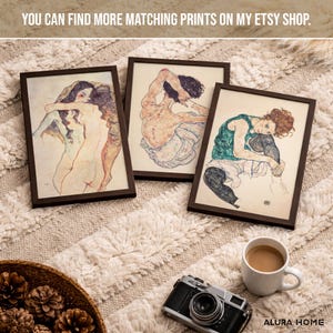 K&ouml;nnte beinhalten: Drei gerahmte Kunstdrucke mit Illustrationen im Stil von Egon Schiele, die Figuren in verschiedenen Posen zeigen, pr&auml;sentiert mit einer Kamera und einer wei&szlig;en Tasse. Der Text oben lautet: YOU CAN FIND MORE MATCHING PRINTS ON MY ETSY SHOP.