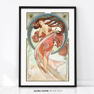 Puede incluir: Una impresi&oacute;n art&iacute;stica enmarcada que presenta a una mujer con cabello rojo largo y una corona floral, vestida con un vestido rosa y melocot&oacute;n fluido. La obra de arte tiene un estilo vintage con un dise&ntilde;o circular azul y dorado y detalles florales. El texto "ALURA HOME // ON ETSY" est&aacute; en la parte inferior.