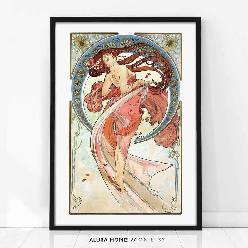 Puede incluir: Una impresi&oacute;n art&iacute;stica enmarcada que presenta a una mujer con cabello rojo largo y una corona floral, vestida con un vestido rosa y melocot&oacute;n fluido. La obra de arte tiene un estilo vintage con un dise&ntilde;o circular azul y dorado y detalles florales. El texto "ALURA HOME // ON ETSY" est&aacute; en la parte inferior.