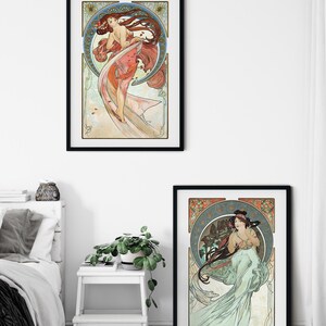 Puede incluir: Dos l&aacute;minas enmarcadas con ilustraciones de estilo Art Nouveau de mujeres con cabello y vestimenta fluidos. Las l&aacute;minas tienen un marco negro y se exhiben en una pared blanca. El texto "ALURA HOME // ON ETSY" est&aacute; en la parte inferior de la imagen.