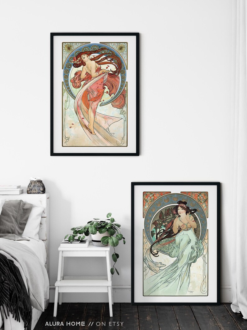 Puede incluir: Dos l&aacute;minas enmarcadas con ilustraciones de estilo Art Nouveau de mujeres con cabello y vestimenta fluidos. Las l&aacute;minas tienen un marco negro y se exhiben en una pared blanca. El texto "ALURA HOME // ON ETSY" est&aacute; en la parte inferior de la imagen.