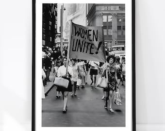 Lámina «Mujeres Unidas», póster feminista vintage, arte mural activista en blanco y negro, fotografía de protesta, arte de la liberación femenina.