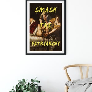 Puede incluir: Una impresi&oacute;n enmarcada en negro de una pintura que representa a tres mujeres. La pintura es una recreaci&oacute;n de una obra de arte famosa. El texto "SMASH THE PATRIARCHY" est&aacute; escrito en amarillo sobre la pintura.