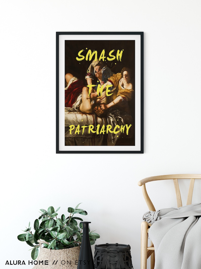 Puede incluir: Una impresi&oacute;n enmarcada en negro de una pintura que representa a tres mujeres. La pintura es una recreaci&oacute;n de una obra de arte famosa. El texto "SMASH THE PATRIARCHY" est&aacute; escrito en amarillo sobre la pintura.