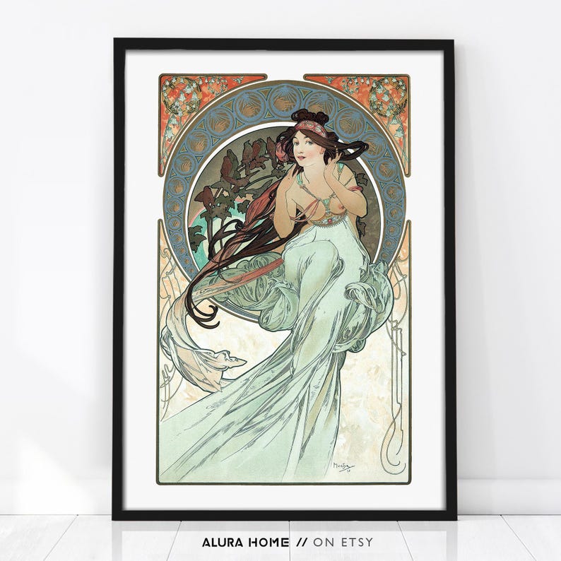 Puede incluir: Una impresi&oacute;n art&iacute;stica enmarcada que presenta a una mujer con un vestido fluido, cabello largo y oscuro y una diadema floral. La obra de arte tiene un estilo vintage con un dise&ntilde;o circular en el fondo, y la paleta de colores incluye verdes, azules y rojos suaves. El texto "ALURA HOME // ON ETSY" est&aacute; en la parte inferior.