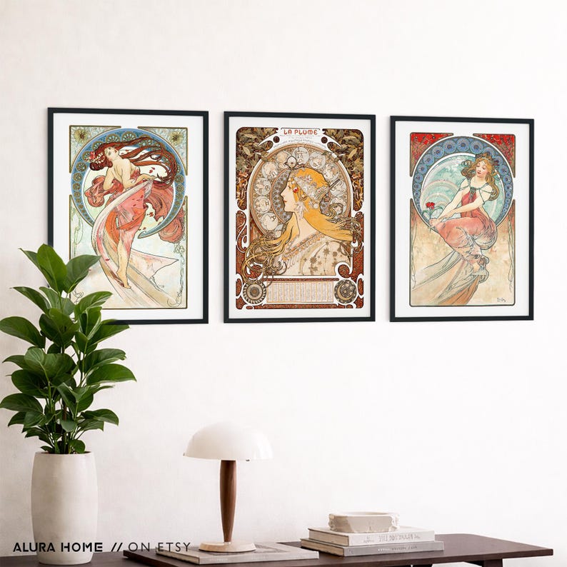 Puede incluir: Tres l&aacute;minas de arte enmarcadas con ilustraciones al estilo de Alphonse Mucha. La l&aacute;mina de la izquierda muestra a una mujer con un vestido fluido, la central titulada LA PLUME muestra a una mujer de perfil y la de la derecha a una mujer con una flor.