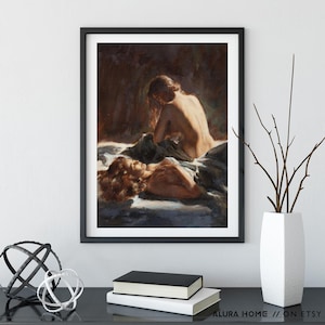 Pode incluir: Uma impress&atilde;o emoldurada de uma pintura a &oacute;leo que retrata duas figuras em um abra&ccedil;o terno. A obra de arte apresenta tons quentes, com uma figura reclinada e a outra sentada, criando uma sensa&ccedil;&atilde;o de intimidade e emo&ccedil;&atilde;o. A moldura &eacute; preta.