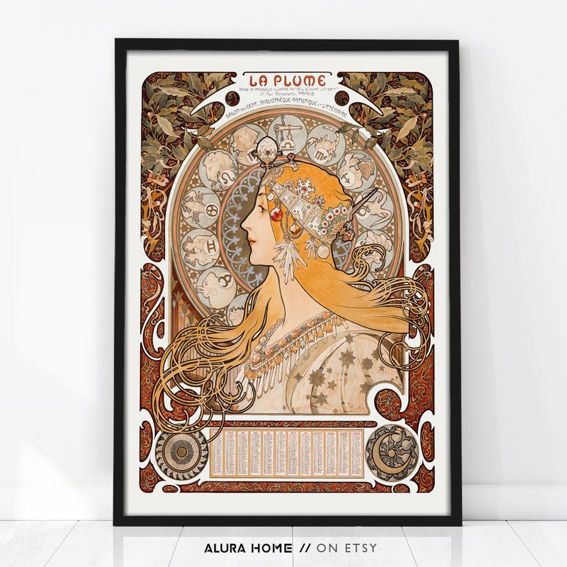 Puede incluir: Una l&aacute;mina enmarcada titulada LA PLUME que muestra la ilustraci&oacute;n de perfil de una persona con el pelo largo y suelto, con un tocado ornamentado. El fondo muestra un calendario zodiacal circular con doce s&iacute;mbolos, rodeado de intrincados patrones de follaje marr&oacute;n y dorado.
