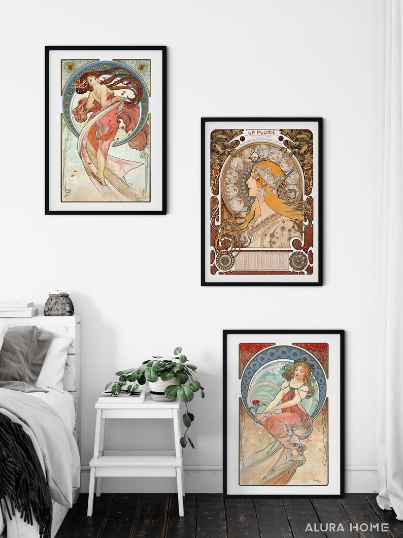 Puede incluir: Tres l&aacute;minas de arte enmarcadas con ilustraciones al estilo de Alphonse Mucha. La l&aacute;mina superior izquierda muestra a una mujer con un vestido rosa fluido, la superior derecha titulada La Plume muestra a una mujer de perfil y la inferior derecha muestra a una mujer sentada.