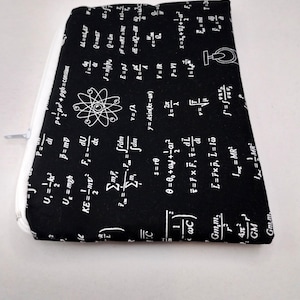 Puede incluir: Bolsa negra con cremallera blanca, cubierta de ecuaciones y símbolos matemáticos blancos. Las ecuaciones incluyen fórmulas de física y otras áreas científicas. Con forro y cremallera blancos.