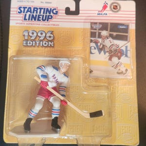 Figurine et carte de la composition de départ LNH Brian Leetch 1996 non ouvertes