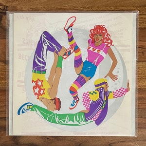 Könnte beinhalten: Eine bunte Illustration von drei Personen, die auf einem weißen Hintergrund tanzen. Die Personen tragen leuchtende Farben, darunter Lila, Gelb, Grün, Rosa und Blau. Die Illustration ist von einem Kreis mit Noten und dem Text "High Kids" und "Everything You Can Think Of" umgeben.