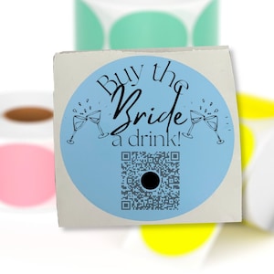 Könnte beinhalten: Eine Rolle runde Aufkleber in Blau und Weiß mit dem Text "Buy the Bride a drink!" und einem QR-Code. Die Aufkleber befinden sich auf einem weißen Hintergrund.