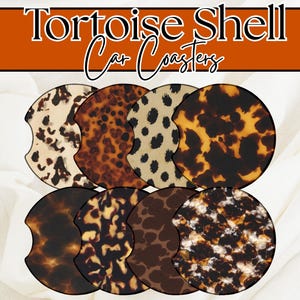 Puede incluir: Ocho posavasos para coche con diversos patrones de caparazón de tortuga en tonos marrón, beige y crema. Cada posavasos presenta un diseño moteado o veteado único. El texto "Tortoise Shell Car Coasters" está en la imagen.