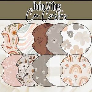 Pode incluir: Conjunto de seis  apoios de copo para carro com um ambiente boho. Os apoios de copo apresentam diferentes padrões, incluindo arco-íris, flores e desenhos abstratos em tons de marrom, rosa e branco.