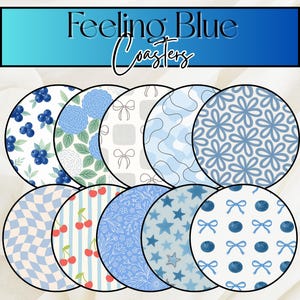 Peut inclure: Un ensemble de dix dessous de verre ronds avec divers motifs bleus, dont des motifs floraux, fruités et géométriques. Le texte "Feeling Blue Coasters" est affiché en haut. Les dessous de verre sont disposés sur une surface blanche.