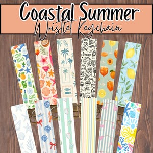 Puede incluir: Una colección de llaveros de muñeca con varios diseños de verano costero. Los llaveros presentan patrones de conchas marinas, cócteles, limones y otros gráficos con temática veraniega. El texto "Coastal Summer Wristlet Keychain" se muestra en la parte superior.